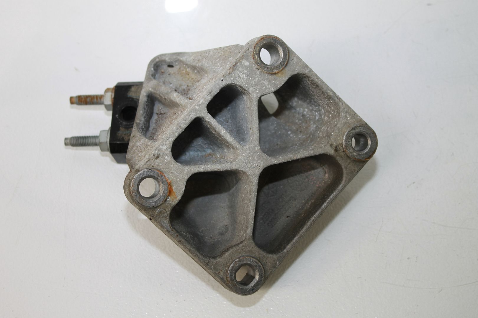 1518 DODGE CHALLENGER PASSENGER RIGHT ENGINE MOTOR MOUNT BRACKET 6.2